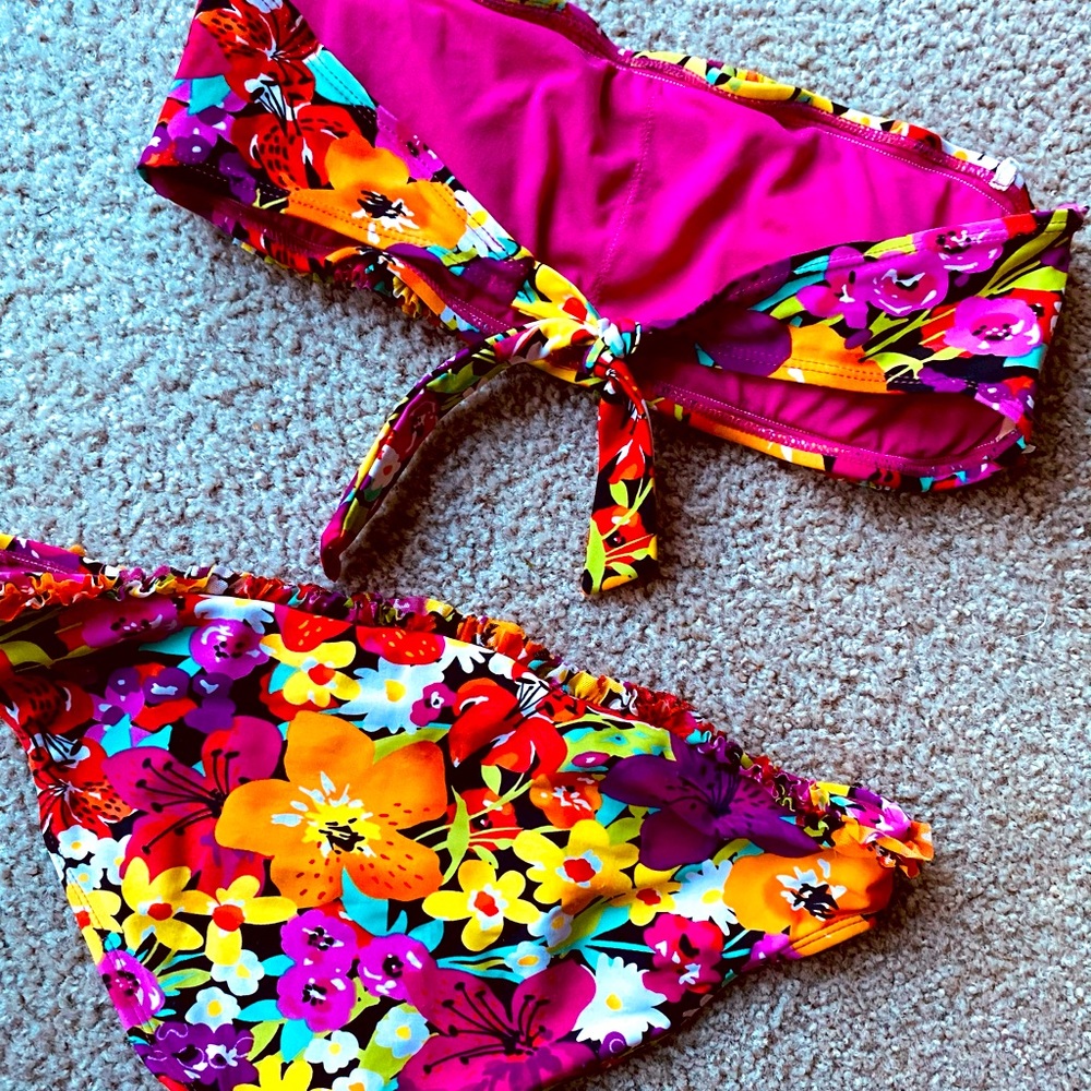 Adorable Flower Ruffles Bikini Set 🌺 - Picture 2 of 3
